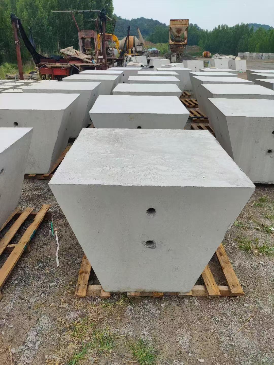 备塌体防洪块是一种采用特定模具预制而成的混凝土或水泥构件,具有稳