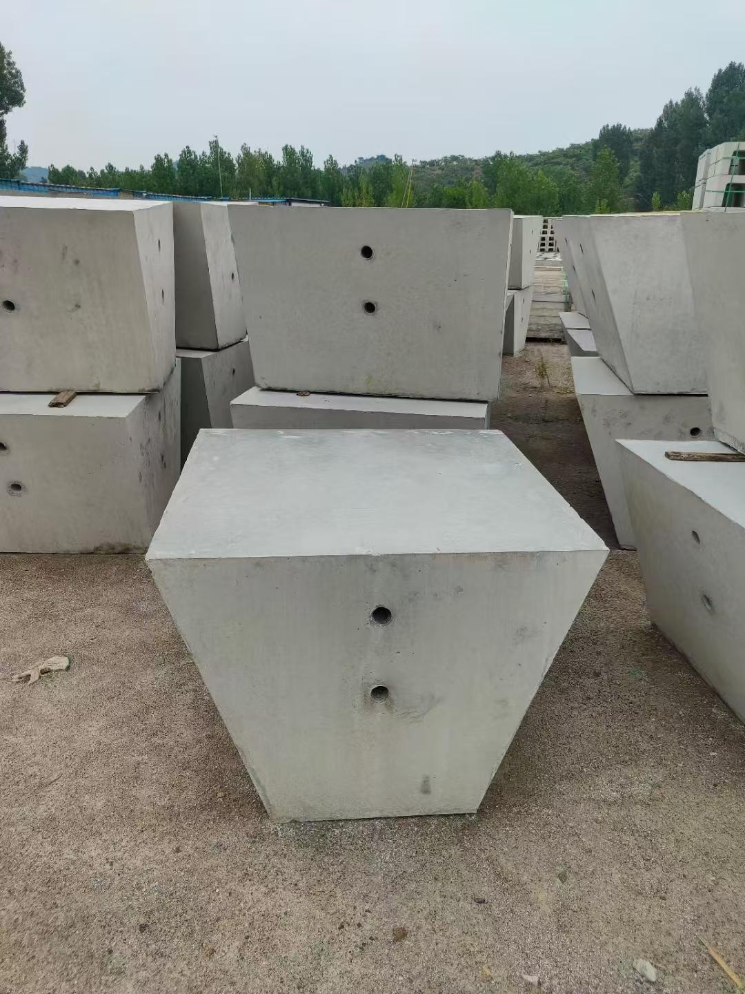 备塌体防洪块是一种采用特定模具预制而成的混凝土或水泥构件,具有稳